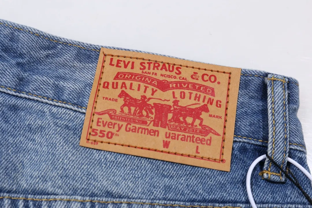 P260 model number: H505 Chrome Hearts Chrome Hearts high-end limited edition jeans exude uninhibited personality and unique charm. Every wear and tear is carefully designed to present a unique artistic feel. Made of imported denim fabric, which has undergone heavy industrial washing and destruction treatment, the trousers show a super cool effect on the upper body, allowing you to dominate the fashion stage.  This is more than just a pair of jeans, it is an expression of attitude. With its unique design concept and ultimate pursuit of details, Croxin breaks traditional boundaries and defines the jeans trend in the new era. The trousers are made of double-layer woven fabric and matched with customized hardware, showing an incomparably beautiful and unique style, making every wearer the focus of fashion. Imported denim fabric, super heavy-duty washed and damaged, the upper body is super cool! Customized hardware, incomparably good-looking model. The production process is difficult. It has a high-street feel. Color: blue Size: S M L XL